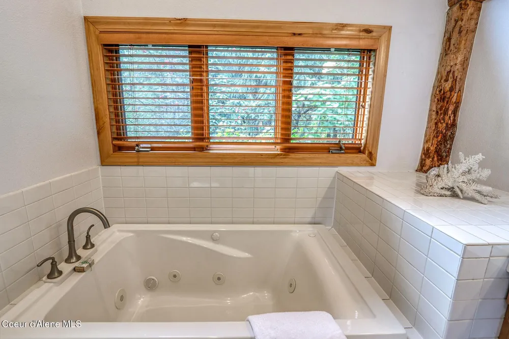 23 W Bay Wood Lane Hope, ID 83836