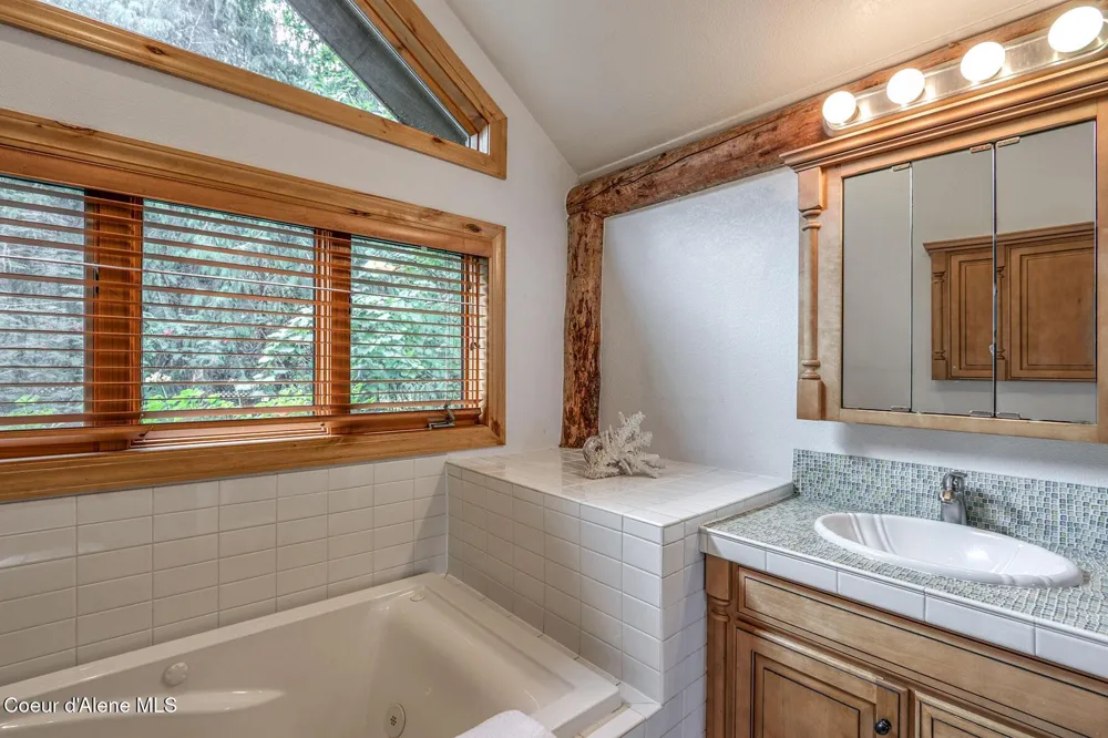23 W Bay Wood Lane Hope, ID 83836