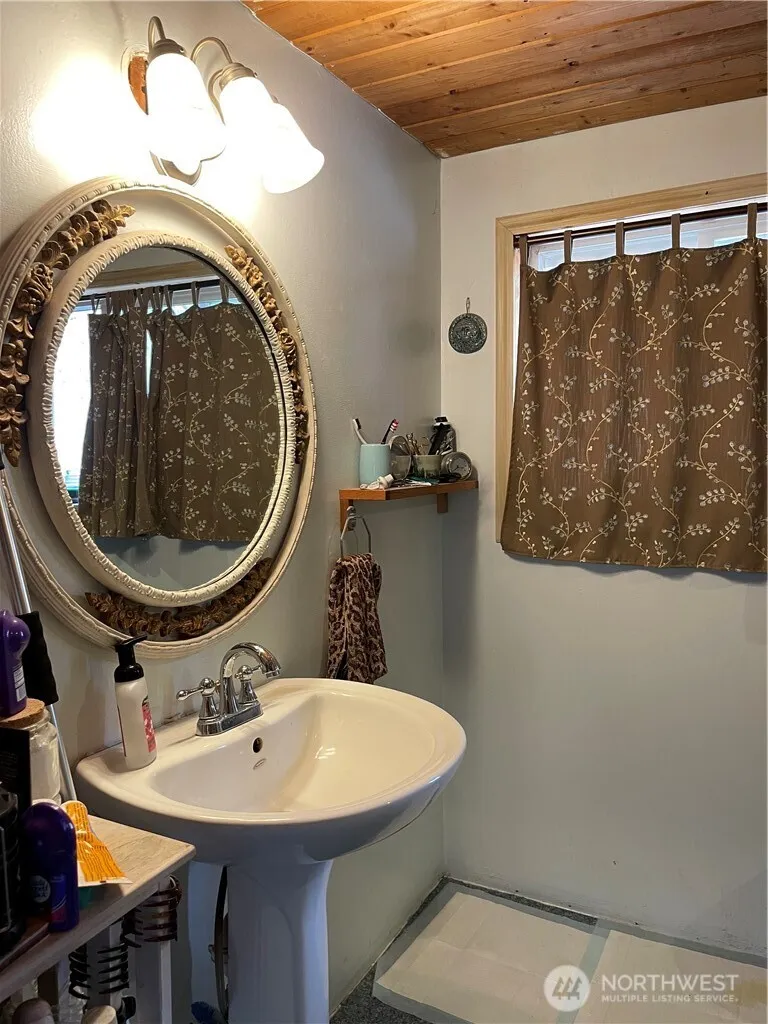 57 Slippery Hill Lane Republic, WA 99166