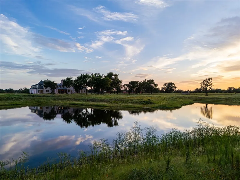 202 Blackberry Lane Washington, TX 77880
