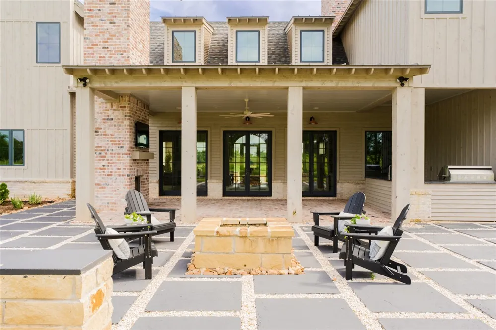 202 Blackberry Lane Washington, TX 77880