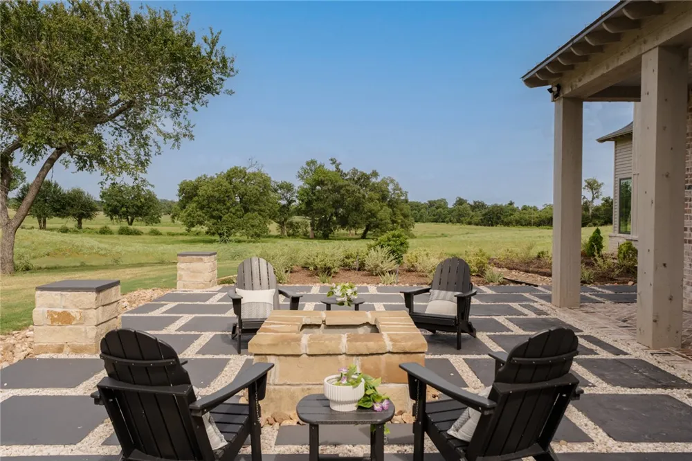202 Blackberry Lane Washington, TX 77880