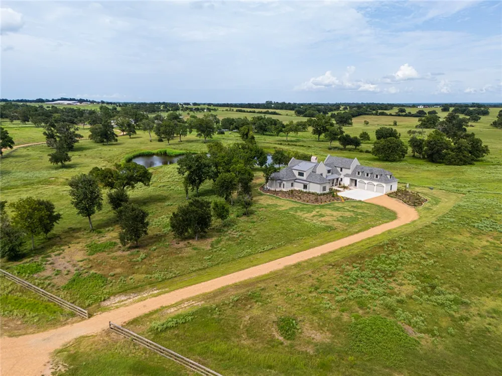 202 Blackberry Lane Washington, TX 77880