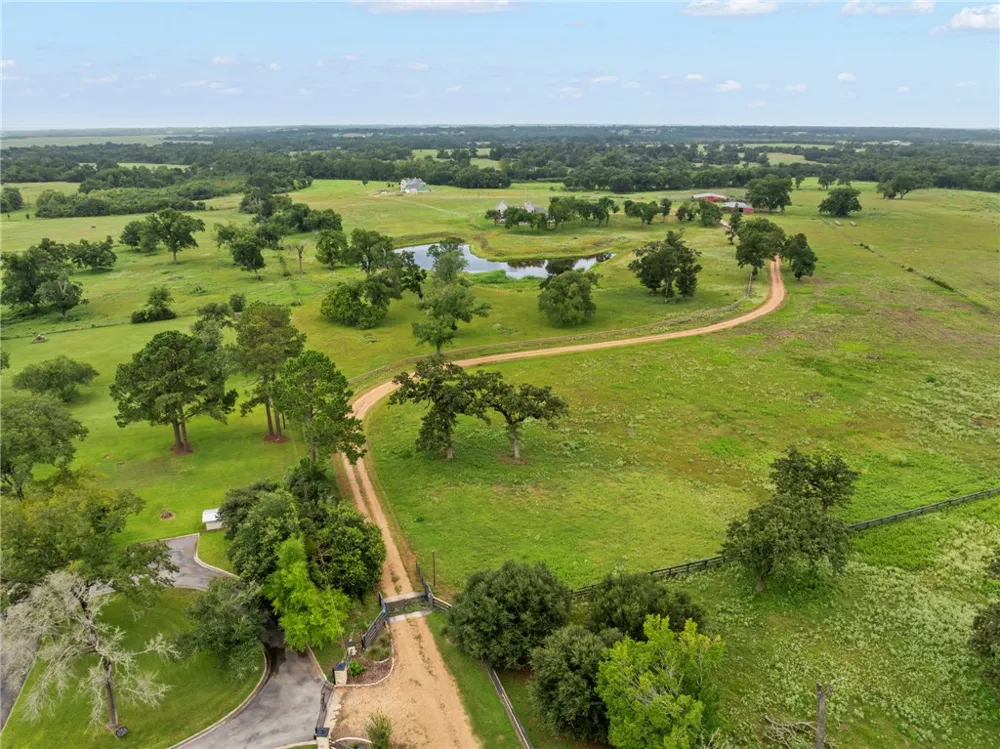 202 Blackberry Lane Washington, TX 77880