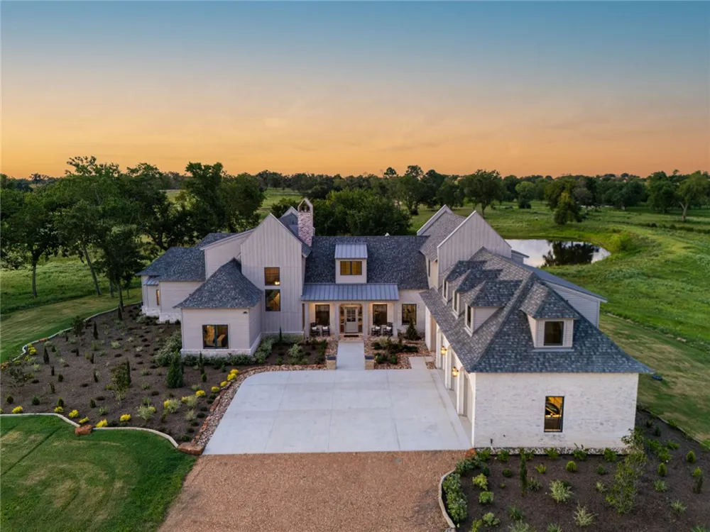 202 Blackberry Lane Washington, TX 77880