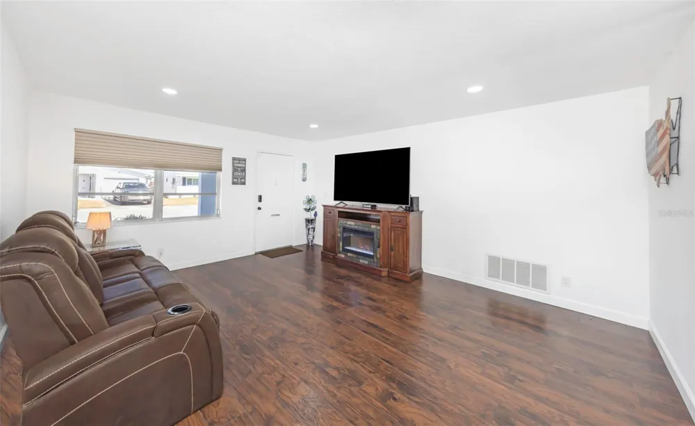 4488 100TH AVENUE Pinellas Park, FL 33782