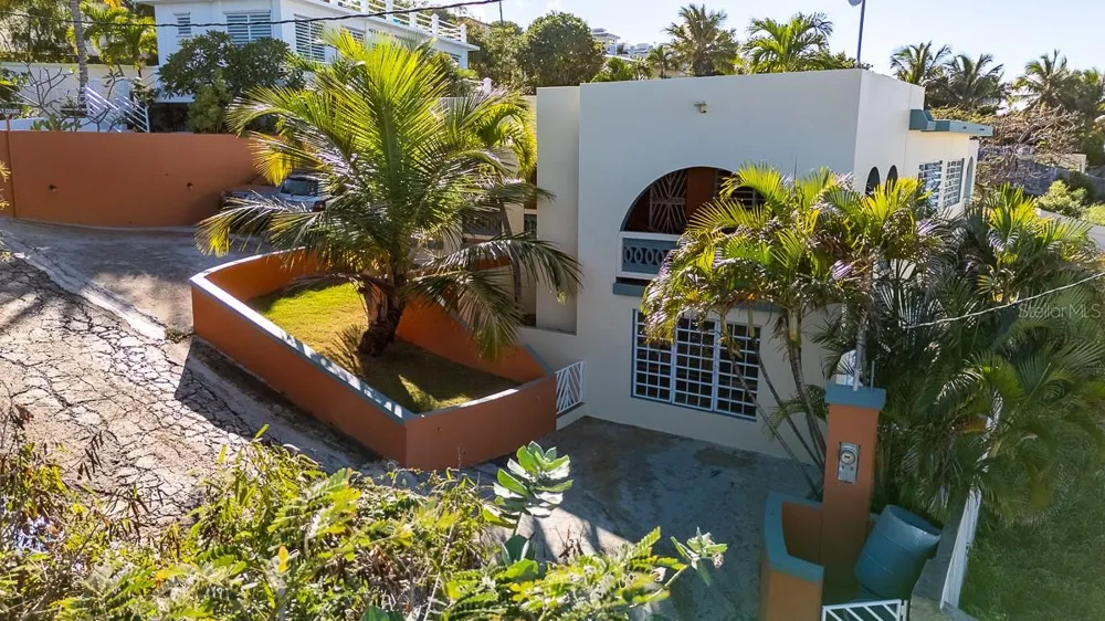 327 BRAVOS Vieques, PR 00765