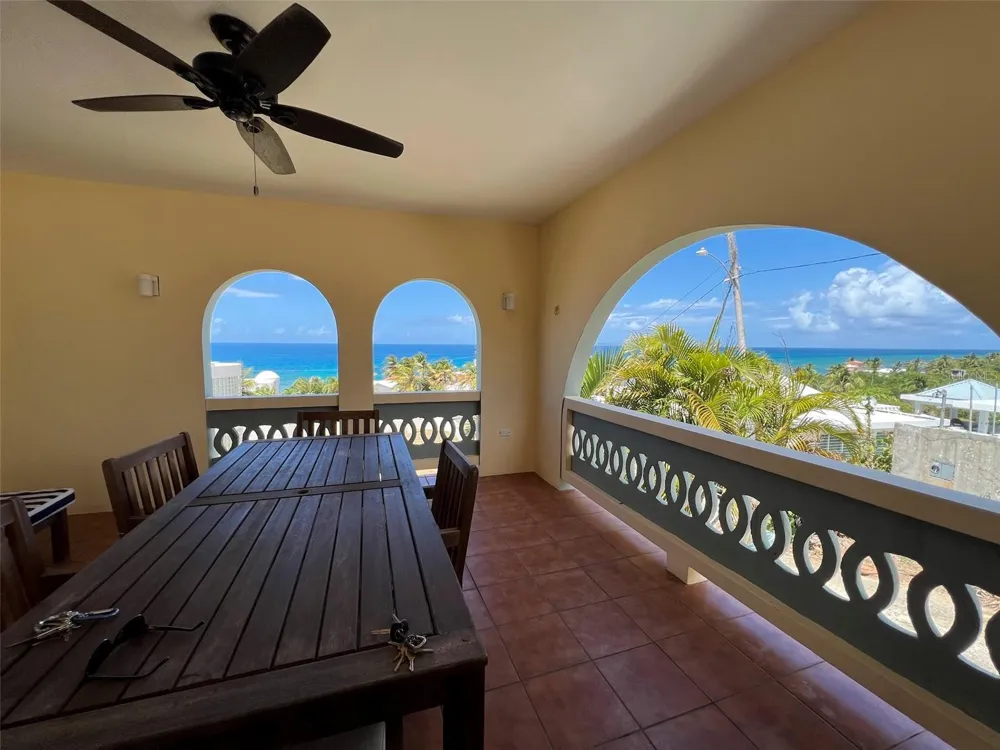 327 BRAVOS Vieques, PR 00765