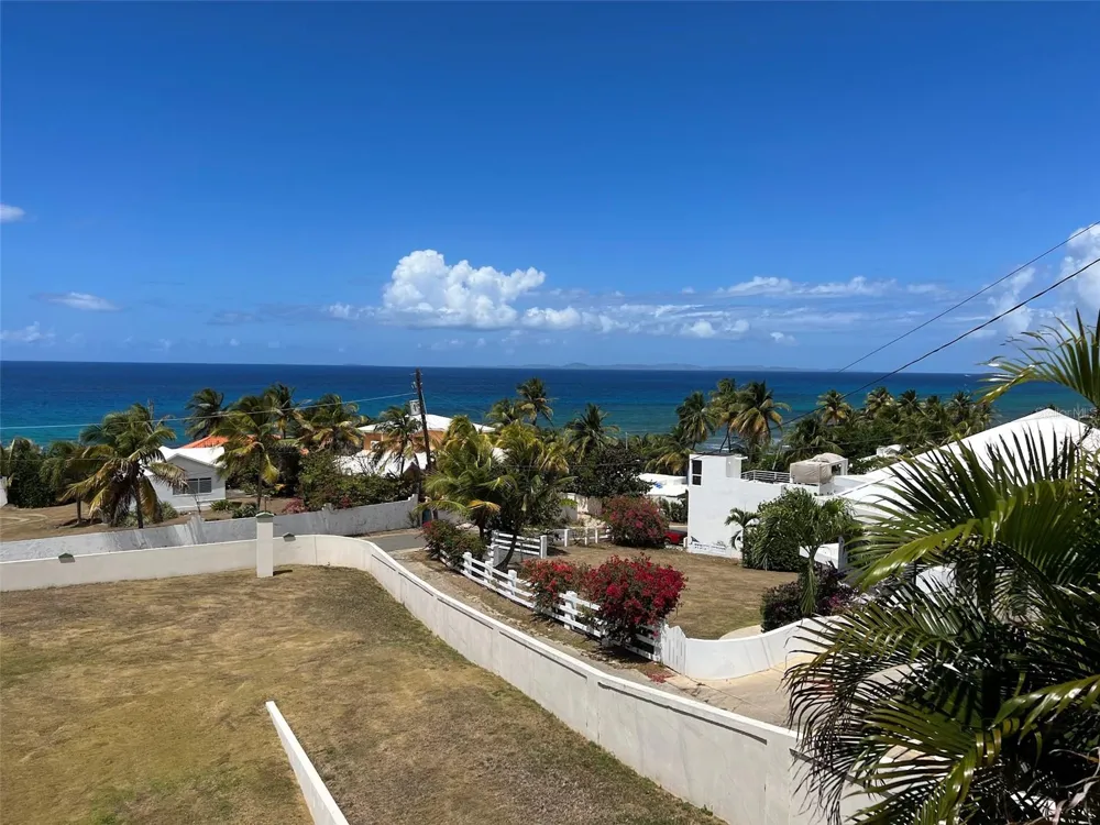327 BRAVOS Vieques, PR 00765