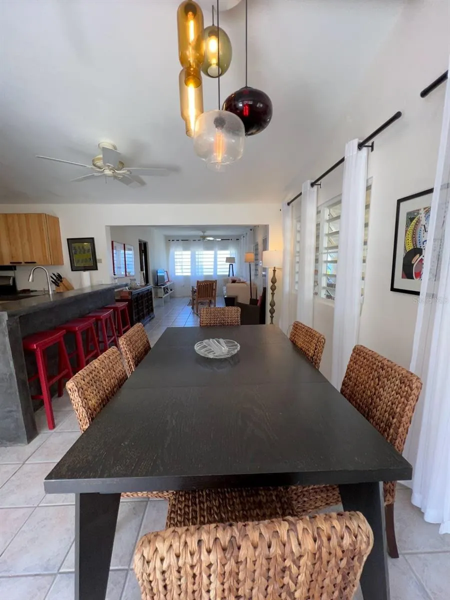 327 BRAVOS Vieques, PR 00765