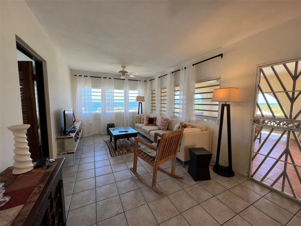 327 BRAVOS Vieques, PR 00765
