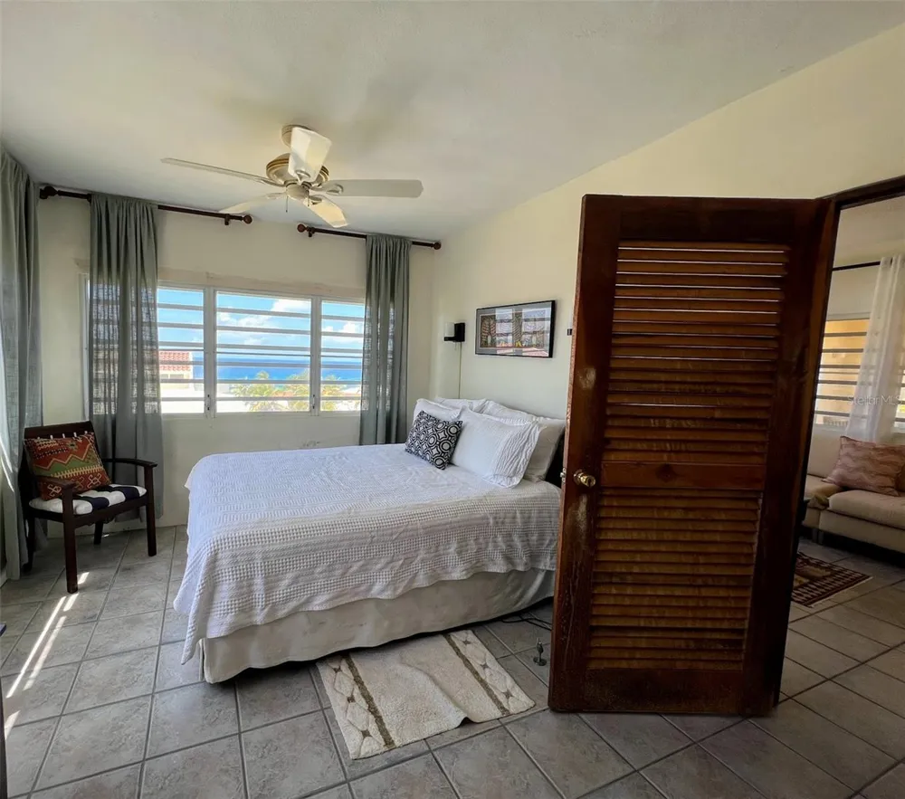 327 BRAVOS Vieques, PR 00765