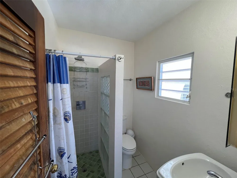 327 BRAVOS Vieques, PR 00765