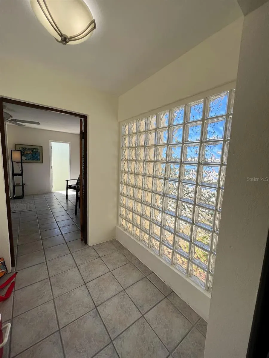 327 BRAVOS Vieques, PR 00765
