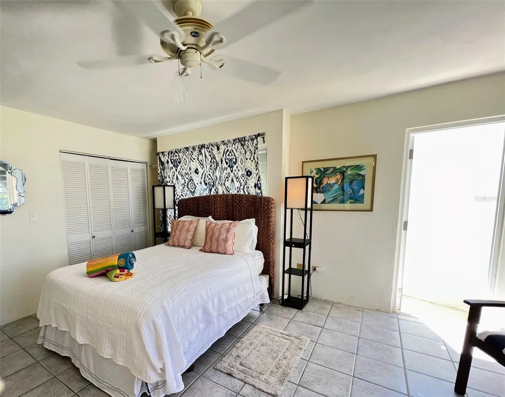 327 BRAVOS Vieques, PR 00765