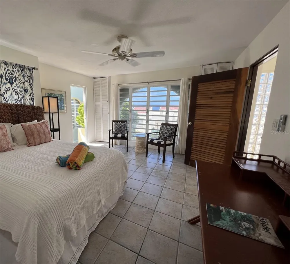 327 BRAVOS Vieques, PR 00765