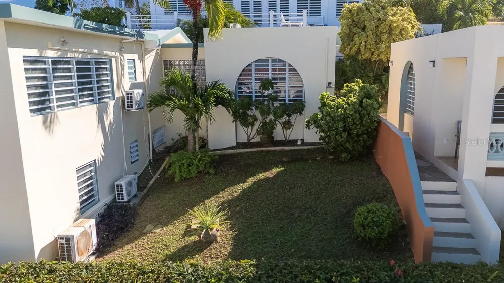 327 BRAVOS Vieques, PR 00765