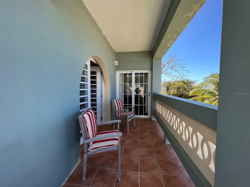 327 BRAVOS Vieques, PR 00765