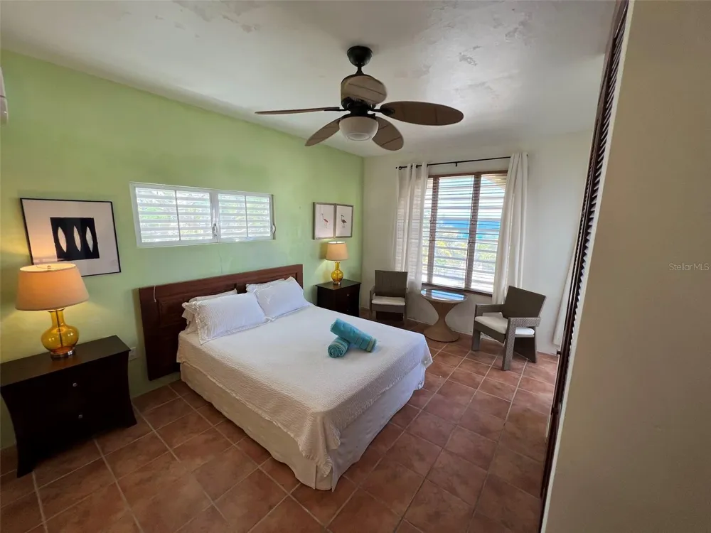 327 BRAVOS Vieques, PR 00765