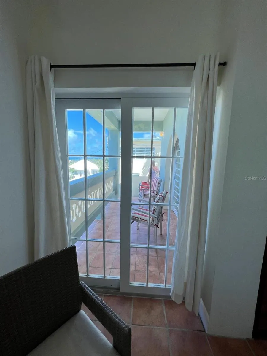 327 BRAVOS Vieques, PR 00765