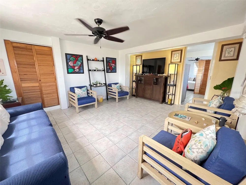 327 BRAVOS Vieques, PR 00765