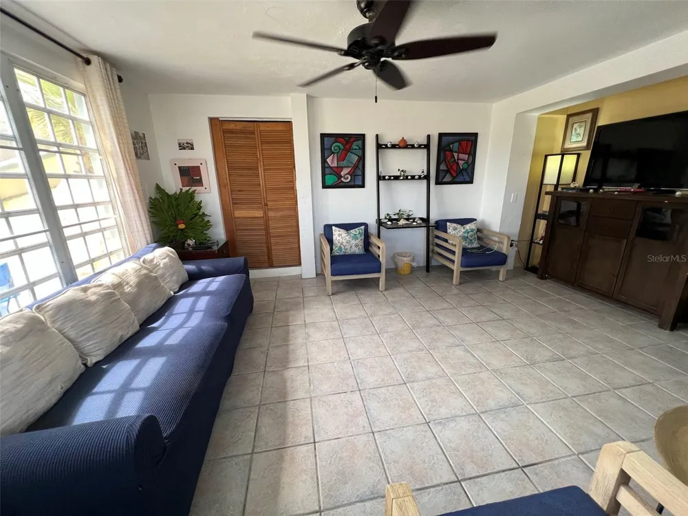 327 BRAVOS Vieques, PR 00765