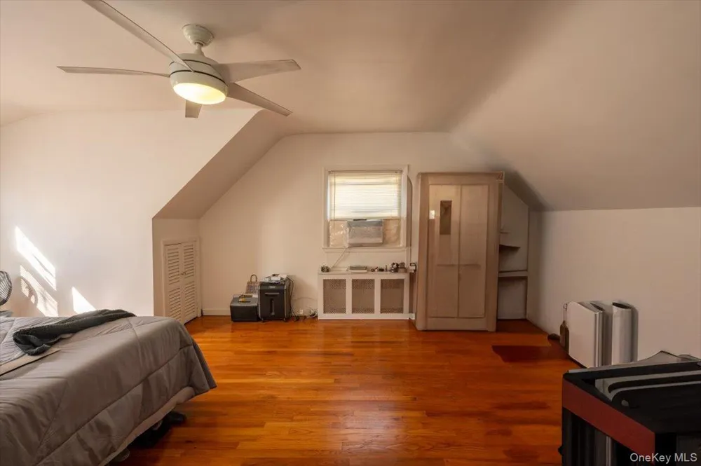 19611 Pompeii Avenue Hollis, NY 11423