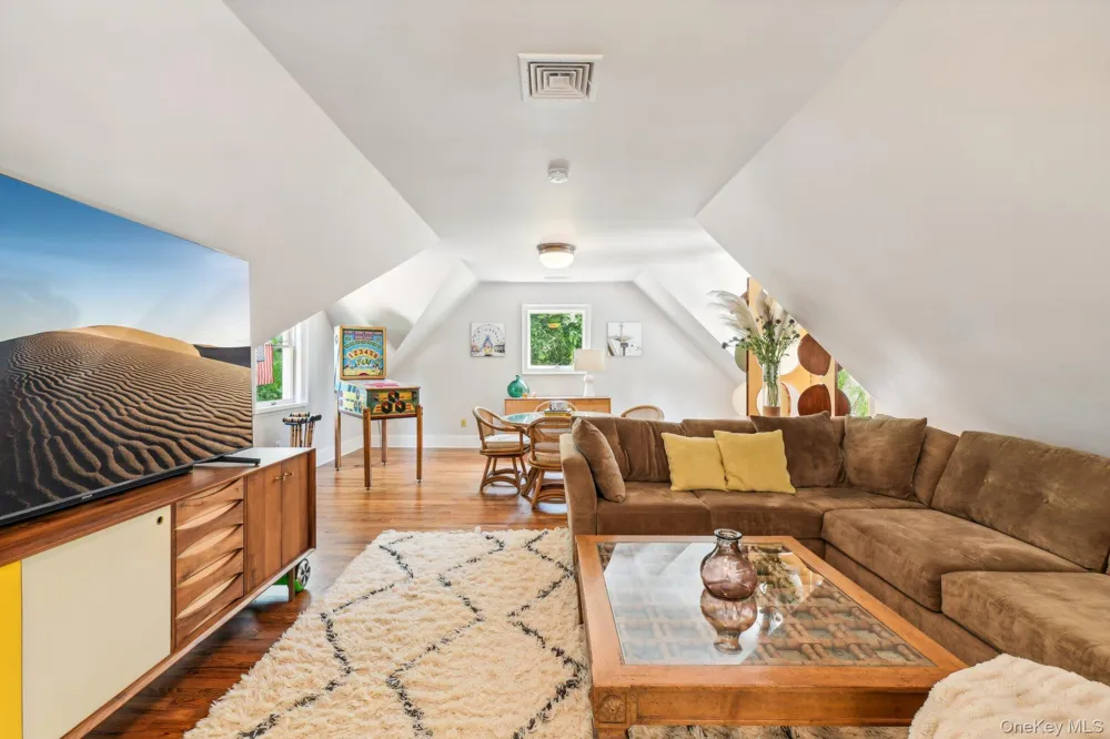 17 Oak Meadow Lane Bellport Village, NY 11713