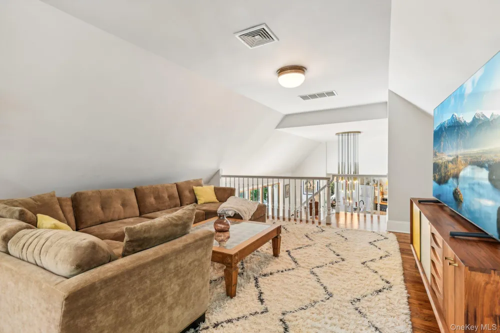 17 Oak Meadow Lane Bellport Village, NY 11713
