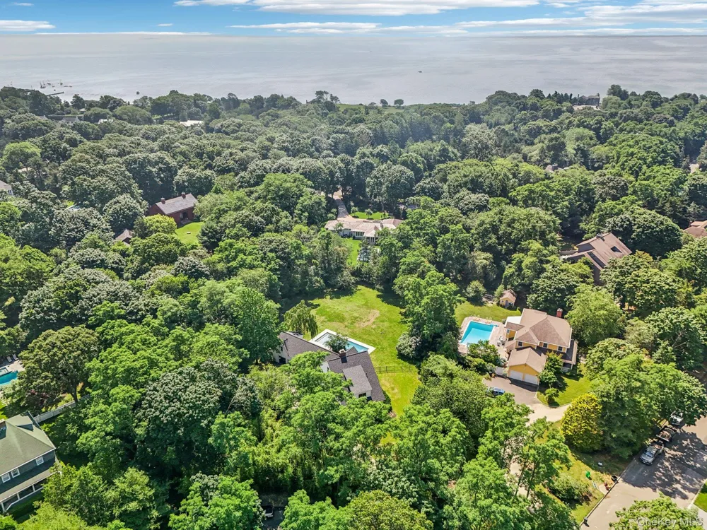 17 Oak Meadow Lane Bellport Village, NY 11713