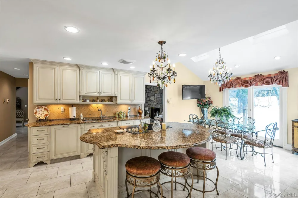 7 Albertson Lane Old Westbury, NY 11568