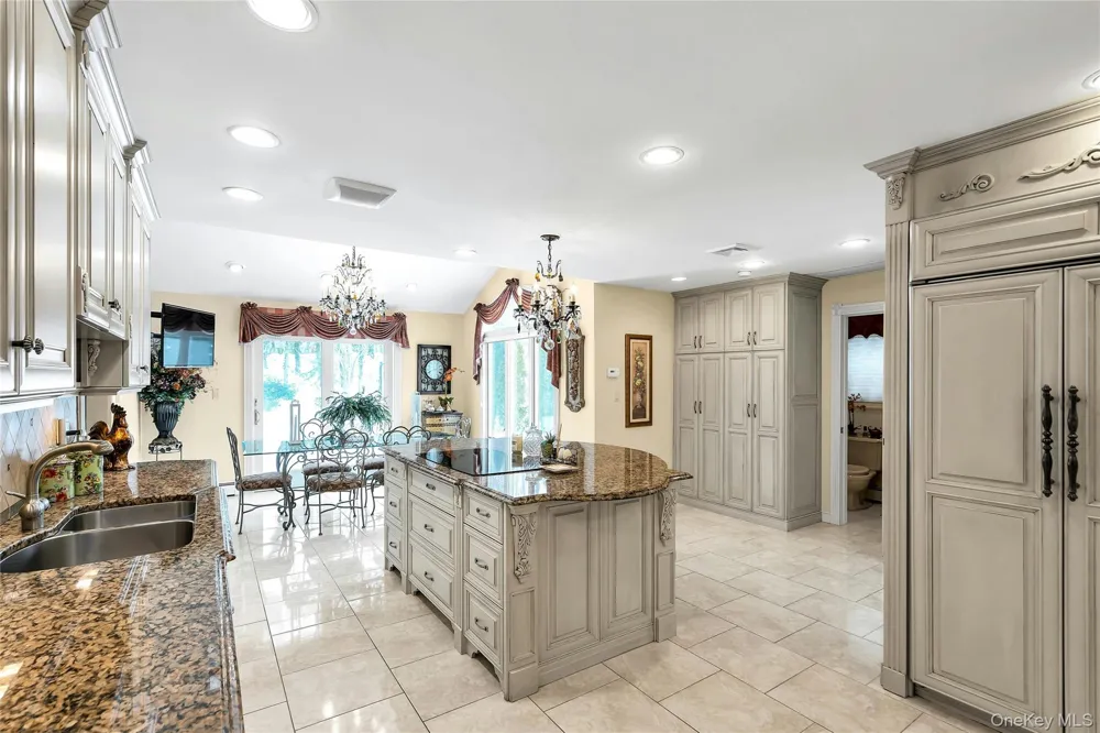 7 Albertson Lane Old Westbury, NY 11568