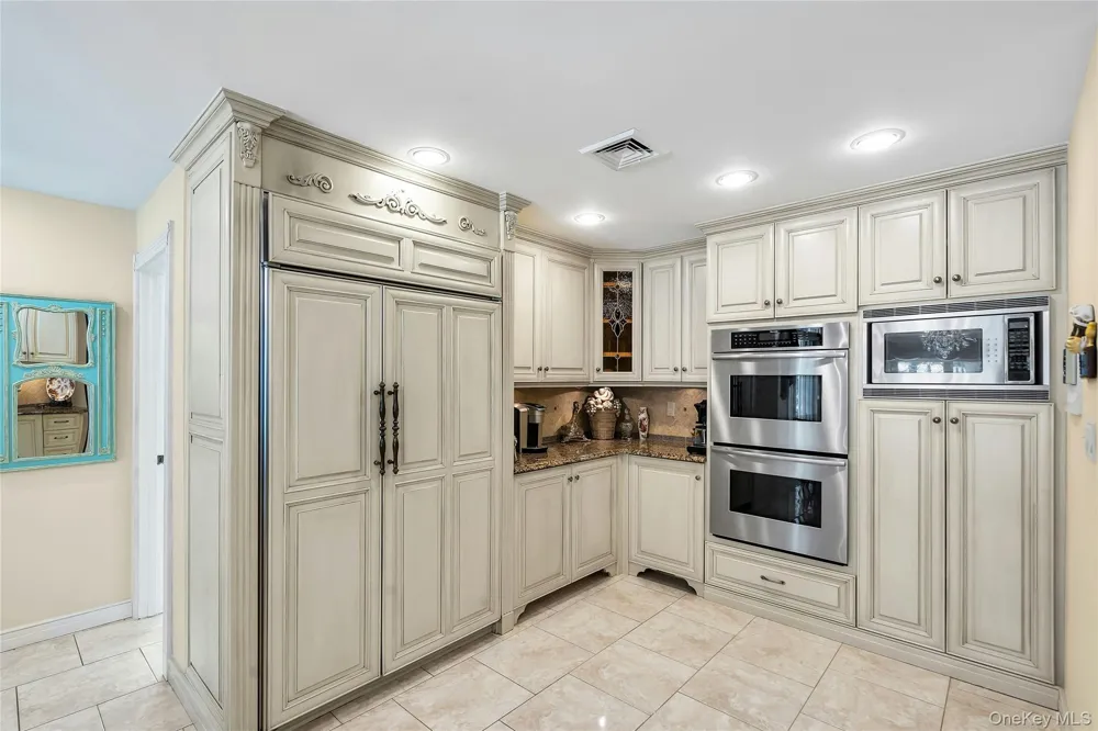 7 Albertson Lane Old Westbury, NY 11568
