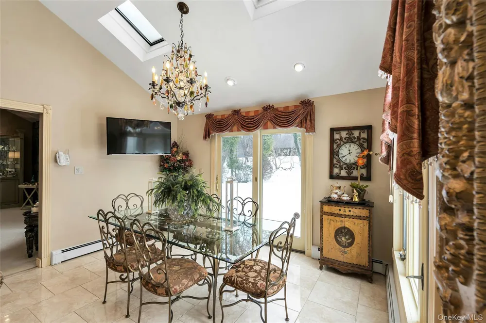 7 Albertson Lane Old Westbury, NY 11568