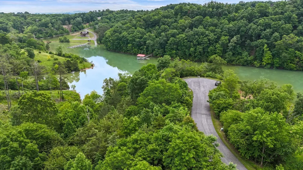 27 Stone Shore Way Dandridge, TN 37725