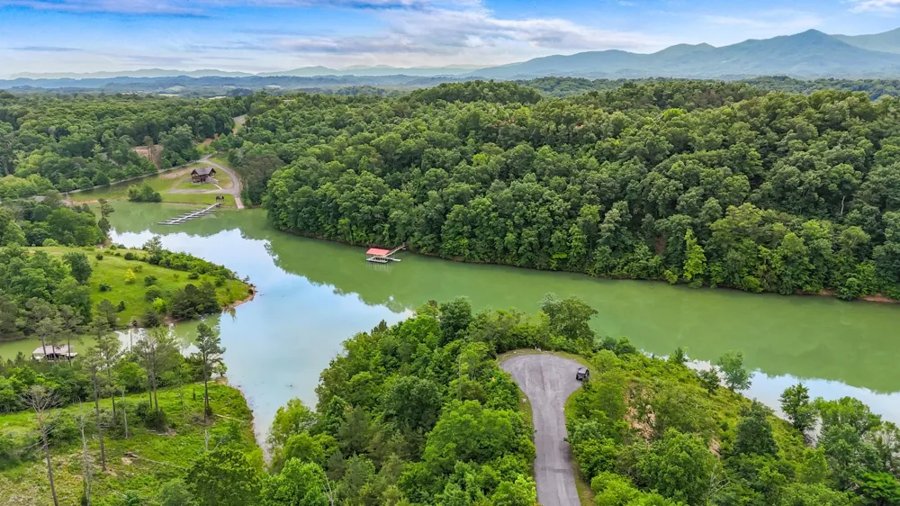 27 Stone Shore Way Dandridge, TN 37725