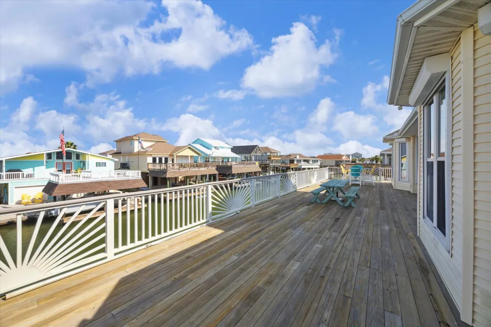 102 Bamaku Bend Tiki Island, TX 77554