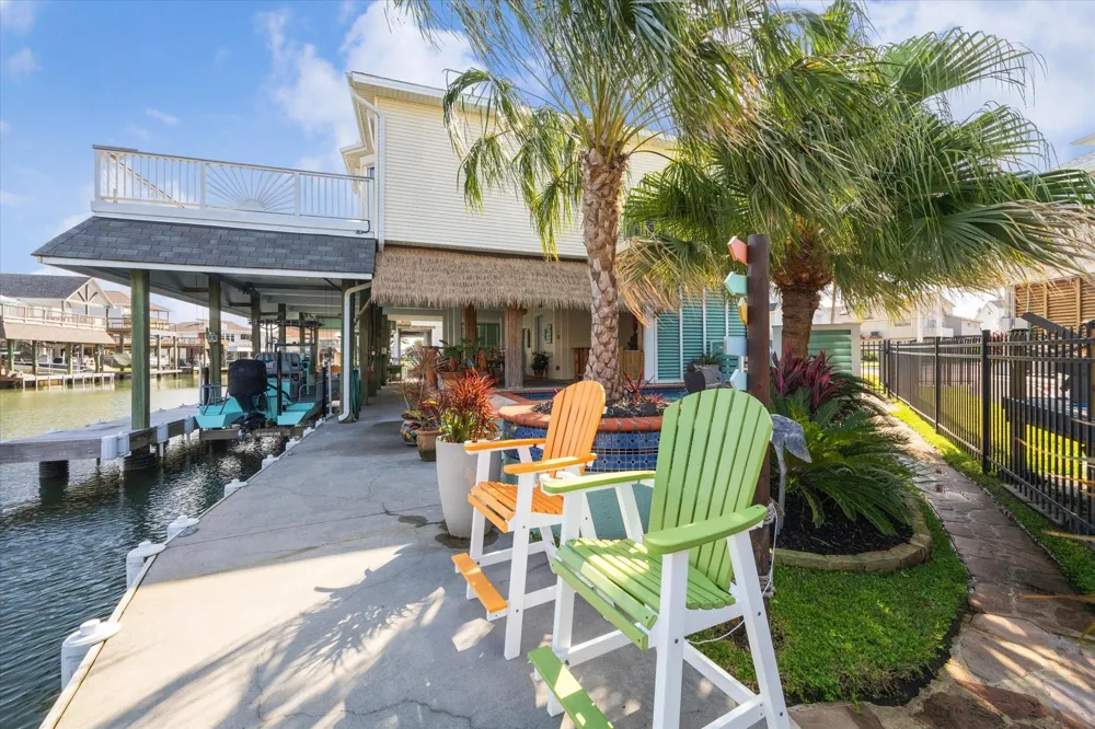 102 Bamaku Bend Tiki Island, TX 77554