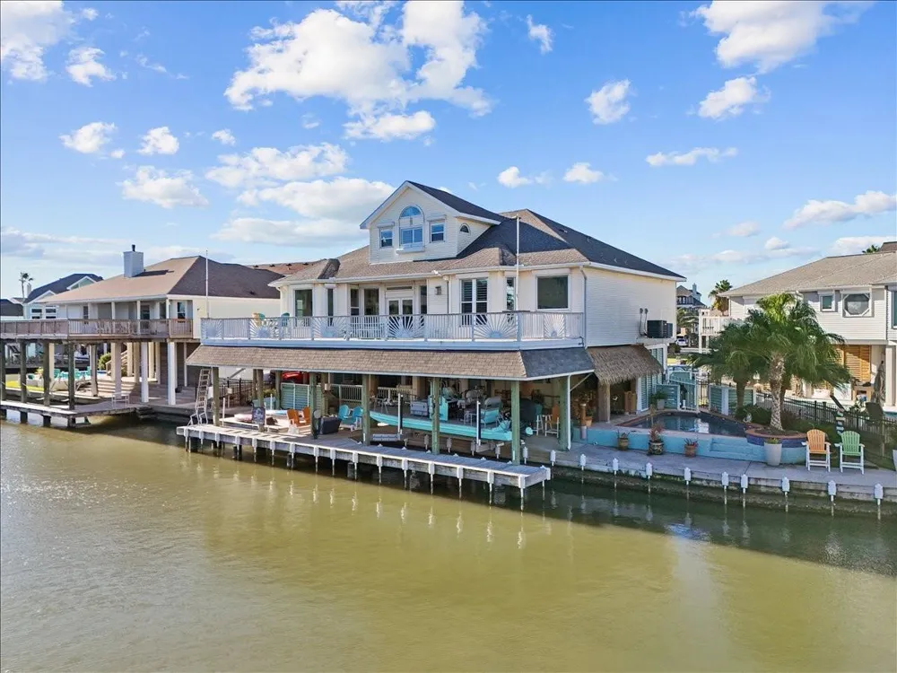 102 Bamaku Bend Tiki Island, TX 77554