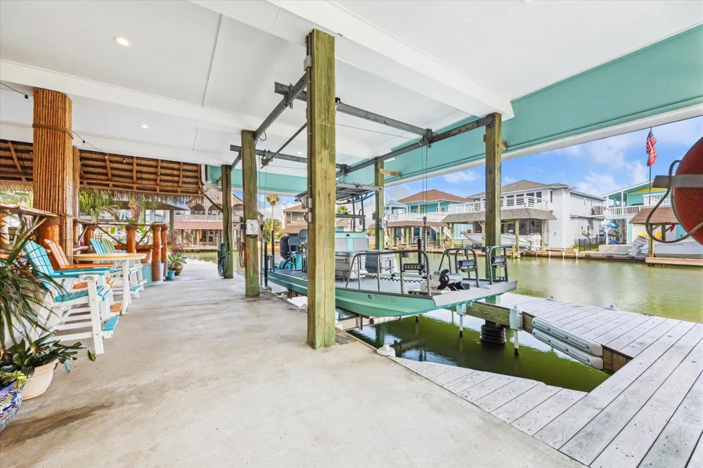 102 Bamaku Bend Tiki Island, TX 77554