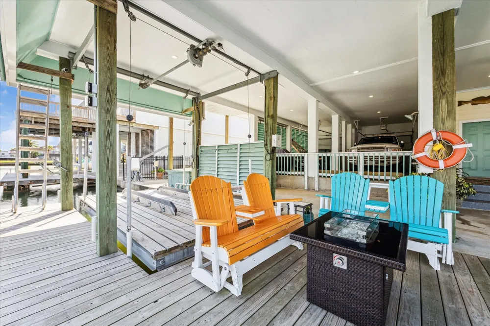 102 Bamaku Bend Tiki Island, TX 77554