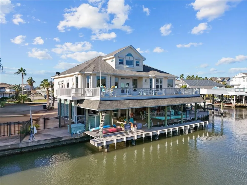 102 Bamaku Bend Tiki Island, TX 77554