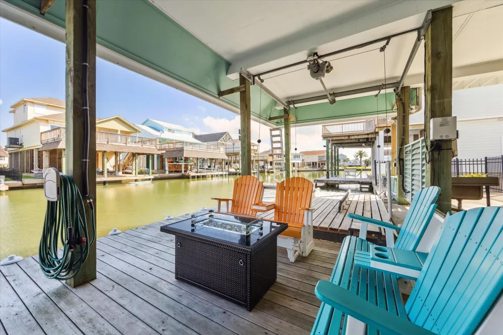 102 Bamaku Bend Tiki Island, TX 77554