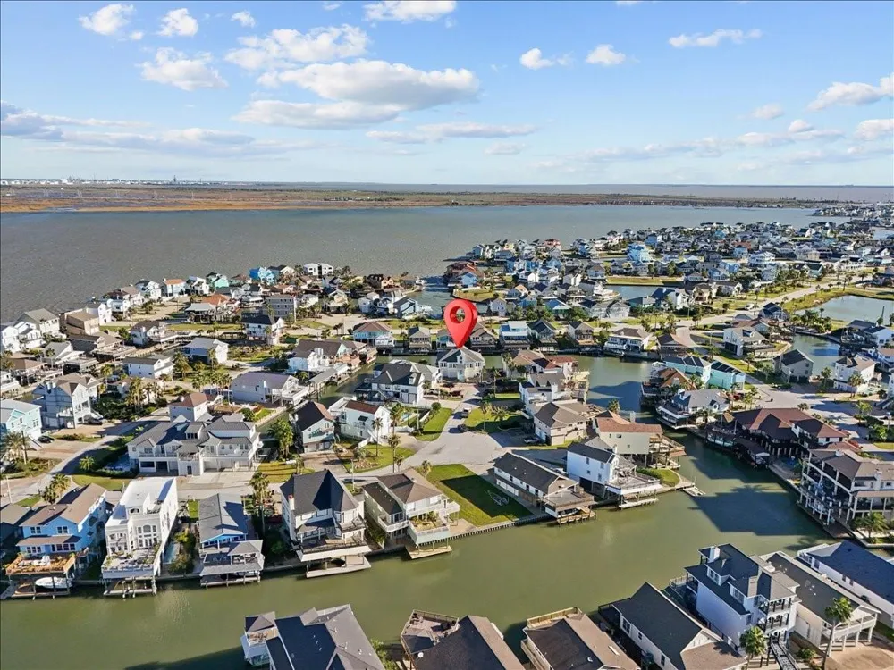 102 Bamaku Bend Tiki Island, TX 77554