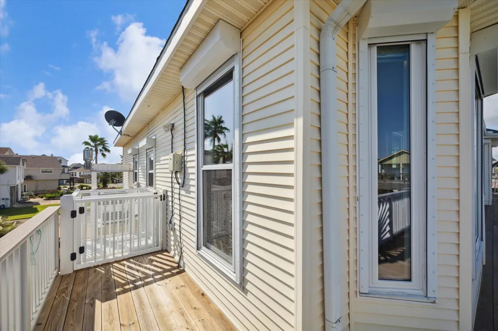 102 Bamaku Bend Tiki Island, TX 77554