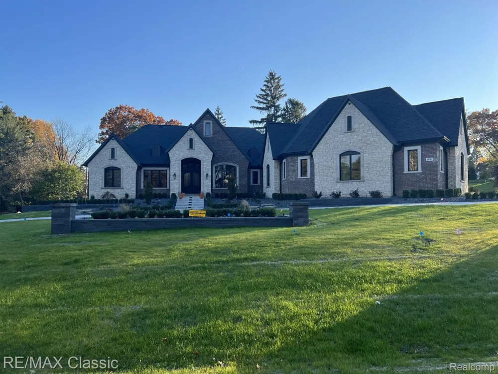 2866 Pine Bluffs Ct Highland Charter Township, MI 48357