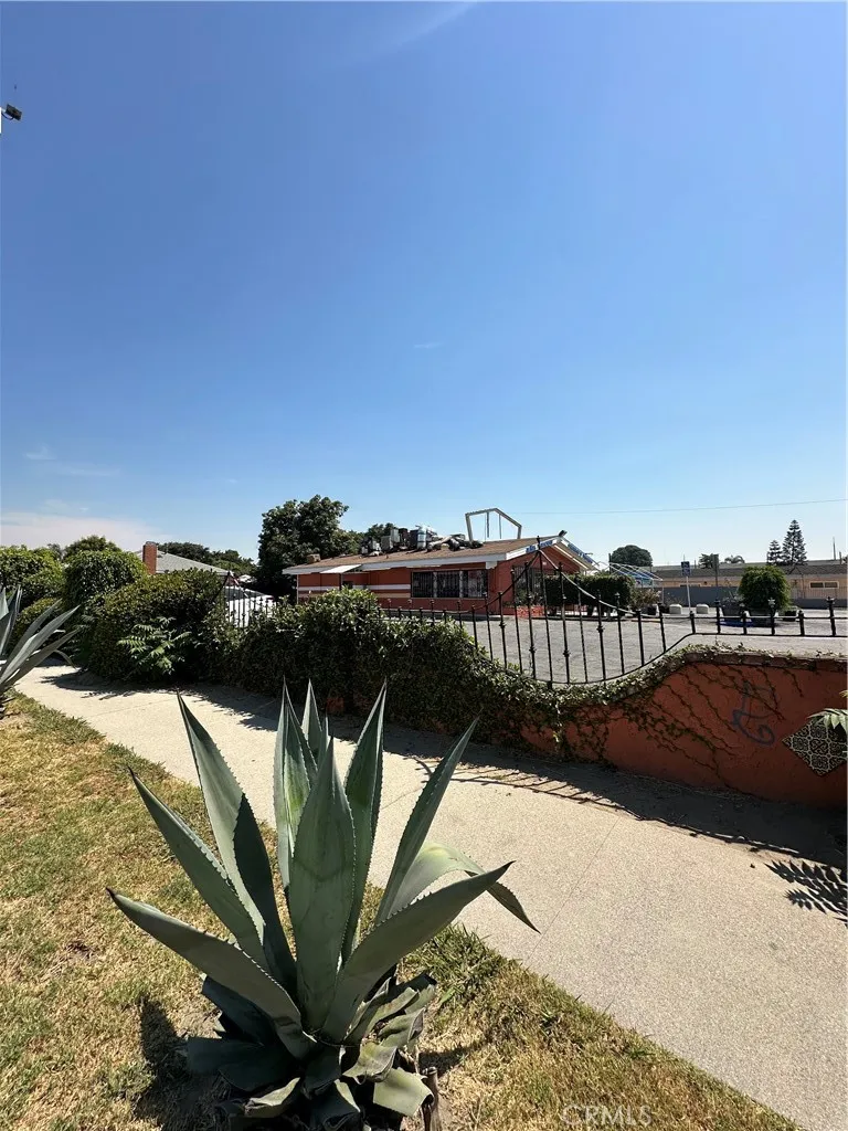 2201 E Alondra Compton, CA 90221