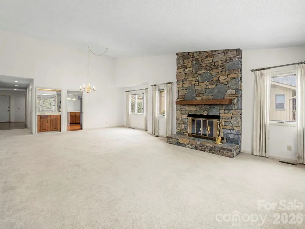 605 Red Oak Drive Hendersonville, NC 28791