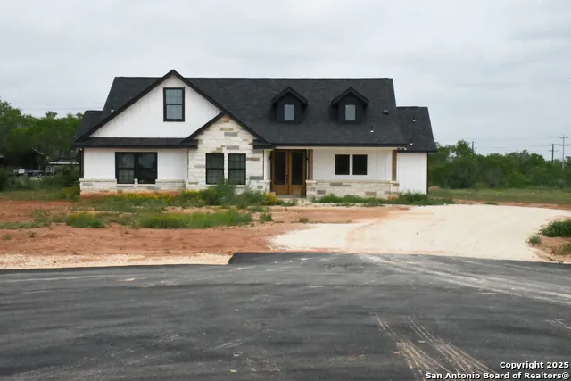 7310 Tiff Nicole Ln Von Ormy, TX 78073