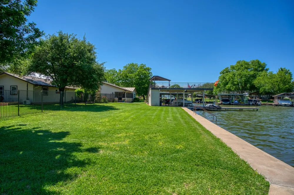 213 Lakeview Sunrise Beach, TX 78643